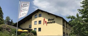 A two-story building with the sign "Hotel Montana" on the facade. - Montana Landhotel Gummersbach Nord (Marienheide)