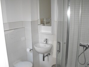 Chuveiro, bidê, papel higiênico 