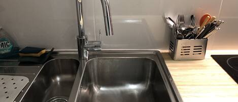 Mikrovågsugn, ugn, spishäll och diskmaskin