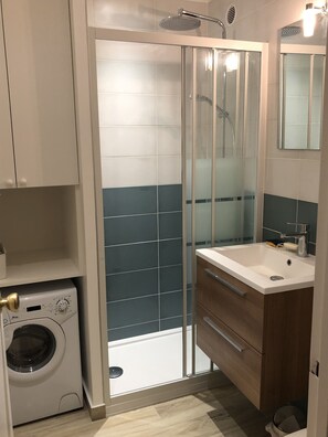Shower, hair dryer, towels, soap - Modern, confortable and beautiful flat in the center of Paris (Paris)