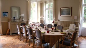 Tägliches inbegriffenes kontinentales Frühstück