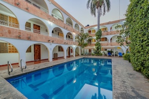 حمام سباحة