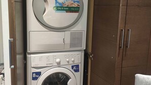 Un appareil combiné lave-linge et sèche-linge, de capacité 8 kg, classé A+ et doté d’une efficacité énergétique classée A+.