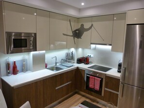 Jääkaappi, mikroaaltouuni, uuni, liesi