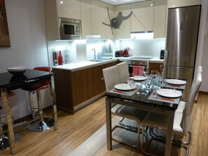 Jääkaappi, mikroaaltouuni, uuni, liesi