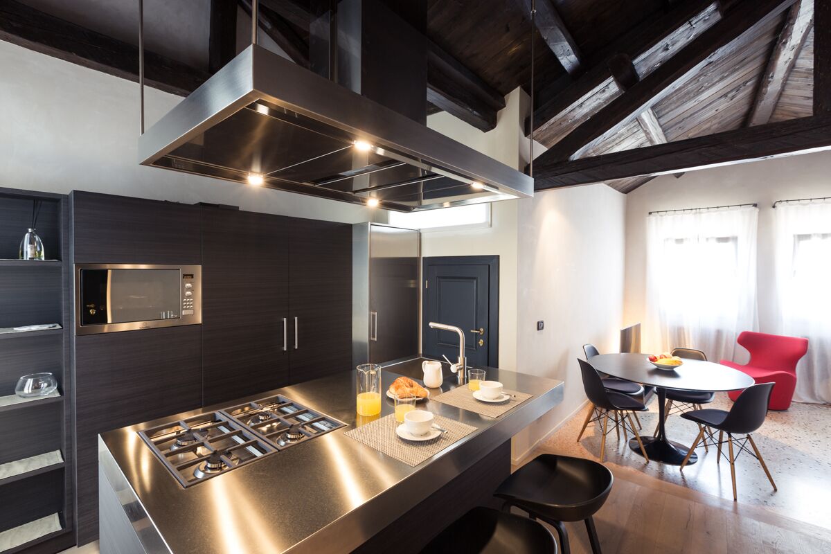 Een koelkast, een magnetron, een oven, een kookplaat