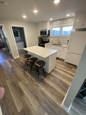 Fridge, microwave, oven, stovetop - The Barber House in downtown Cody Wy (Cody)