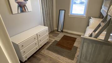 2 makuuhuonetta, silitysrauta/-lauta, ilmainen Wi-Fi, vuodevaatteet