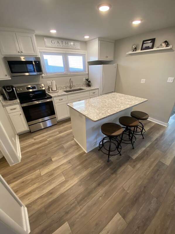 Réfrigérateur, micro-ondes, four, plaque de cuisson