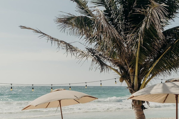 Playa privada, arena blanca, camas de playa gratis, sombrillas