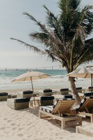 Playa privada, arena blanca, camas de playa gratis, sombrillas