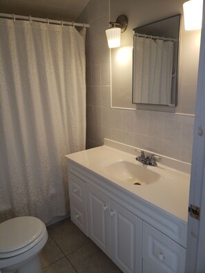 Kombination af bruser/badekar, hårtørrer, håndklæder, Sæbe