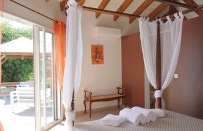 5 bedrooms, iron/ironing board, WiFi, bed sheets