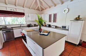 Réfrigérateur, four à micro-ondes, un four, lave-vaisselle