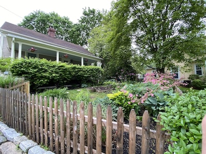 5 Minute Walk to Downtown Mystic
