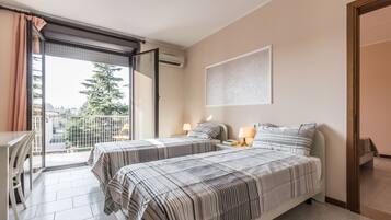 4 人部屋 バルコニー | 低刺激性寝具、ピロートップベッド、ミニバー、デスク