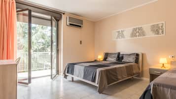 Familienzimmer, Balkon | Allergikerbettwaren, Pillowtop-Betten, Minibar, Schreibtisch