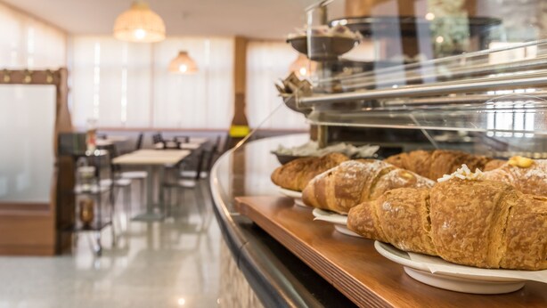 Une vitrine de boulangerie présentant des croissants et d’autres produits de boulangerie.