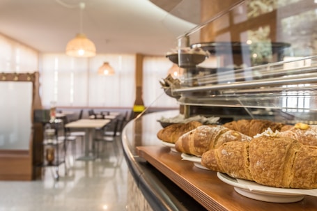 Colazione a buffet inclusa, servita tutte le mattine . Hotel Maris