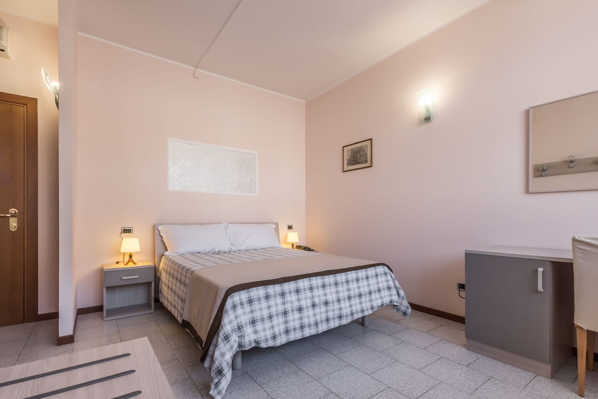 Double Room | Hypo-allergenic bedding, pillowtop beds, minibar, desk