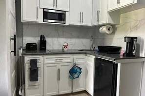 Kühlschrank, Mikrowelle, Herdplatte, Wasserkocher mit Kaffee-/Teezubehör