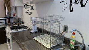 Grand réfrigérateur, micro-ondes, four, plaque de cuisson