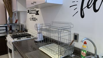 Refrigerador con congelador, microondas, horno y parrilla de estufa