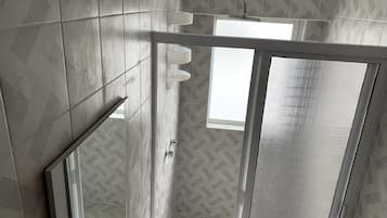 Habitación doble superior, baño privado | Regadera en el baño
