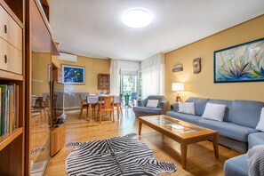 Smart TV, books, music library, stereo - VIRGEN DEL VALLE APARTMENT. -WINE ROUTE- 4 PEOPLE- 75M² (Cenicero)