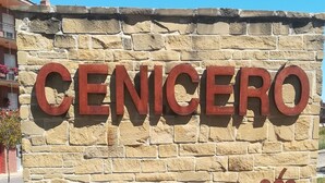 A stone wall with the words "CENICERO" and "Autada del Vino" engraved on it. - VIRGEN DEL VALLE APARTMENT. -WINE ROUTE- 4 PEOPLE- 75M² (Cenicero)