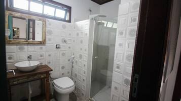 Family Villa, 1 Bedroom, Hot Tub, Garden View | Bilik Mandi | Pancuran mandi, pengering rambut, tuala disediakan