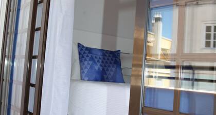 Chambre dans une maison neuve avec balcon dans la zone centrale du village