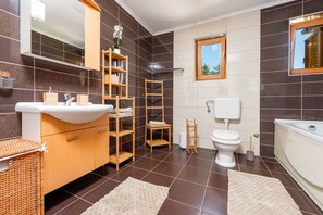 Badewanne, Haartrockner, Handtücher