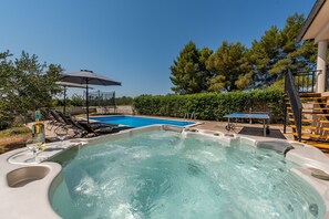 Pool - Holiday house Tina with jacuzzi and pool (Sikovo)