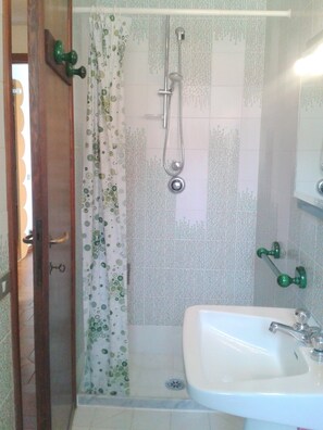Badewanne, Haartrockner, Bidet, Handtücher