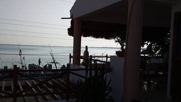 Chambre Triple Majestueuse, 2 lits doubles, en bord de plage | Vue sur la plage/lâocĂ©an