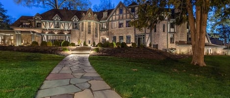 Vista frontal de la propiedad por la tarde o noche