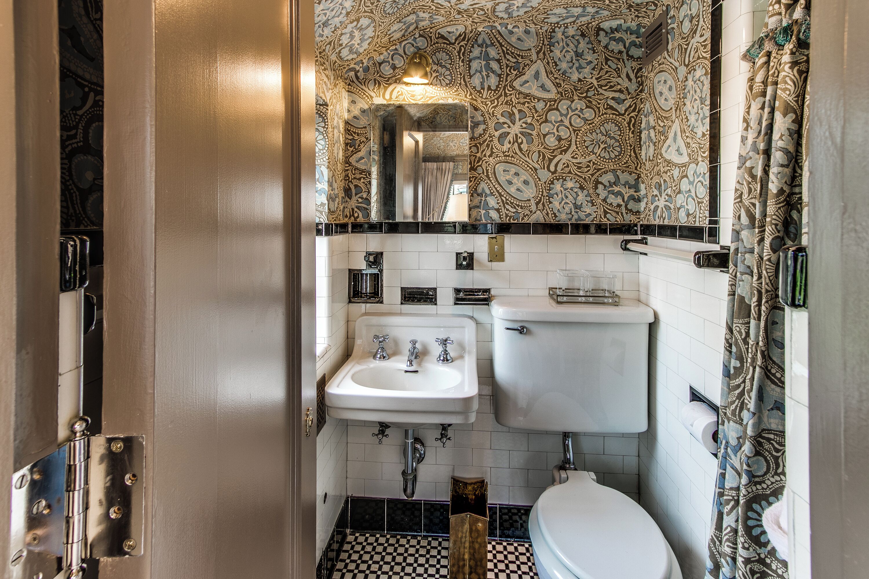 Chambre simple luxueuse, salle de bain privée, vue sur le jardin | Salle de bain | Articles de toilette griffés, séchoir à cheveux, peignoirs