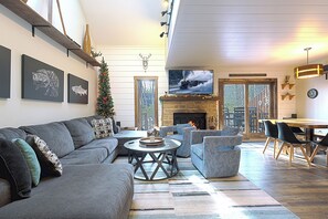 Smart TV, fireplace, table tennis, stereo - Designer Cabin • 3-Min Walk to Exclusive Lake Club! 2-Min Drive to Ski Lifts! (Lake Harmony)