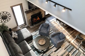 Smart TV, chimenea, mesa de ping pong, estéreo