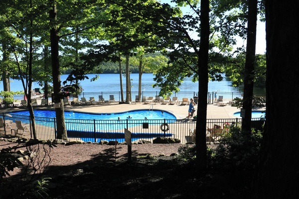 Una piscina al aire libre, una piscina climatizada