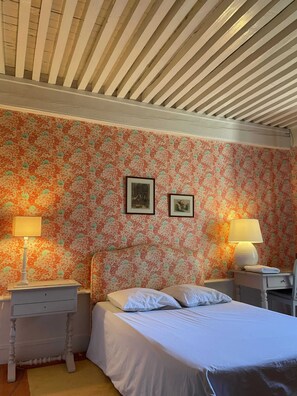 15 bedrooms, desk, iron/ironing board, Internet