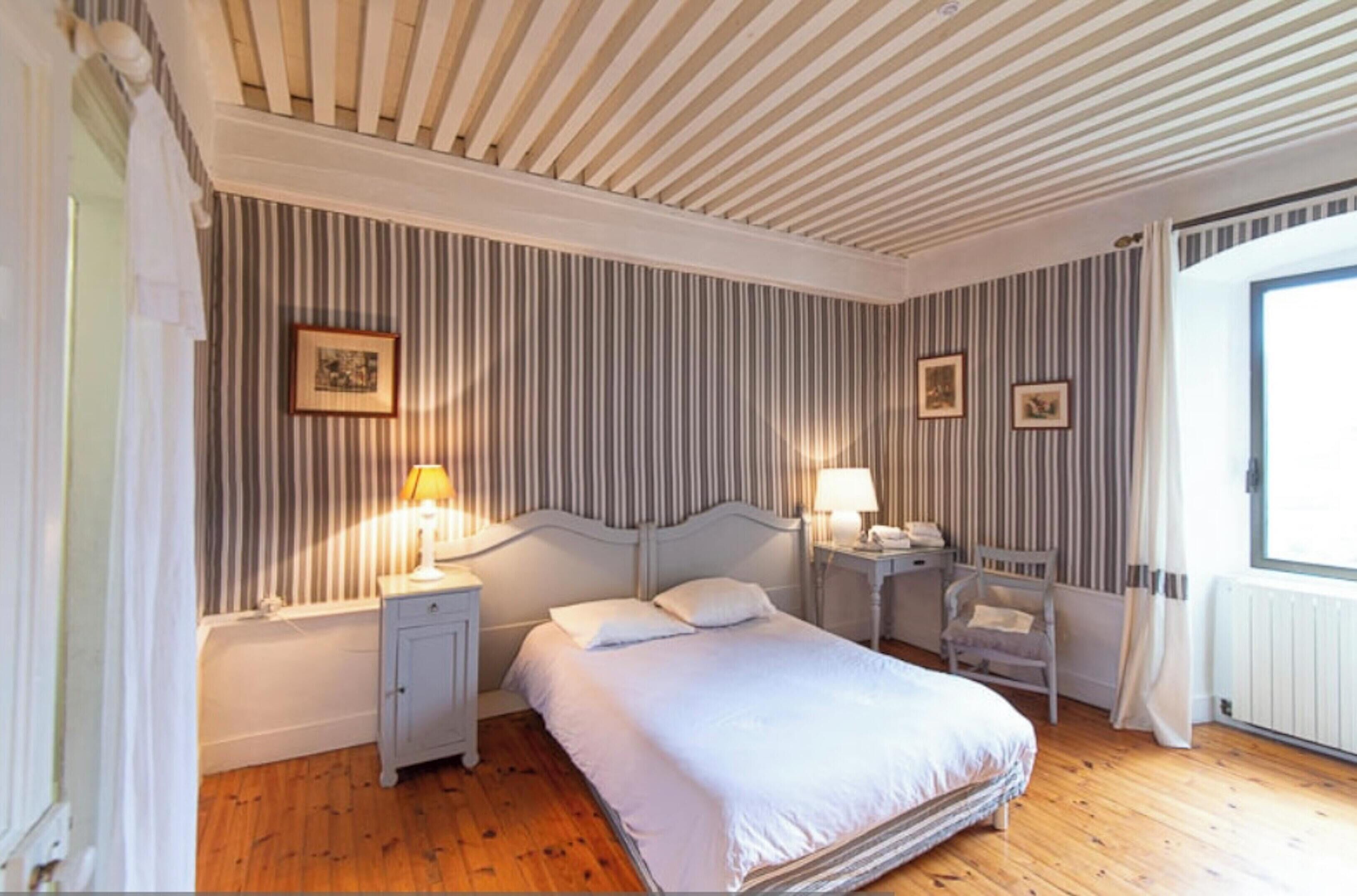 15 bedrooms, desk, iron/ironing board, Internet