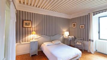 15 slaapkamers, een bureau, een strijkplank/strijkijzer, internet