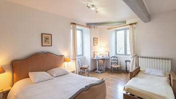 15 slaapkamers, een bureau, een strijkplank/strijkijzer, internet