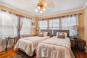 4 bedrooms, iron/ironing board, WiFi, bed sheets