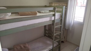 Een stapelbed met een matras in het bovenste gedeelte en een onderste bed.
