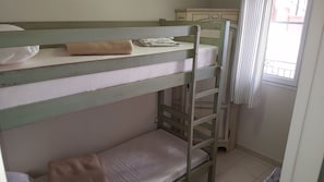 3 slaapkamers, een strijkplank/strijkijzer, beddengoed