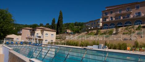 Una piscina cubierta, una piscina al aire libre
