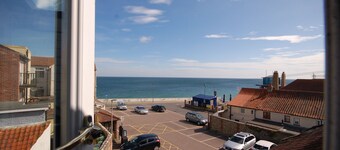 Crab Cottage - sleeps 4 guests  in 2 bedrooms